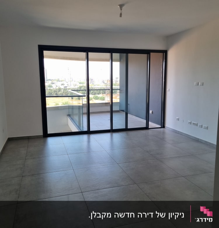 רצפה נקייה בחדר עם חלונות גדולים